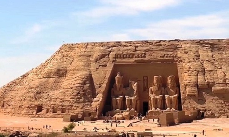 محافظ أسوان يكلف رئيس مدينة أبو سمبل بمتابعة الحركة السياحية الوافدة