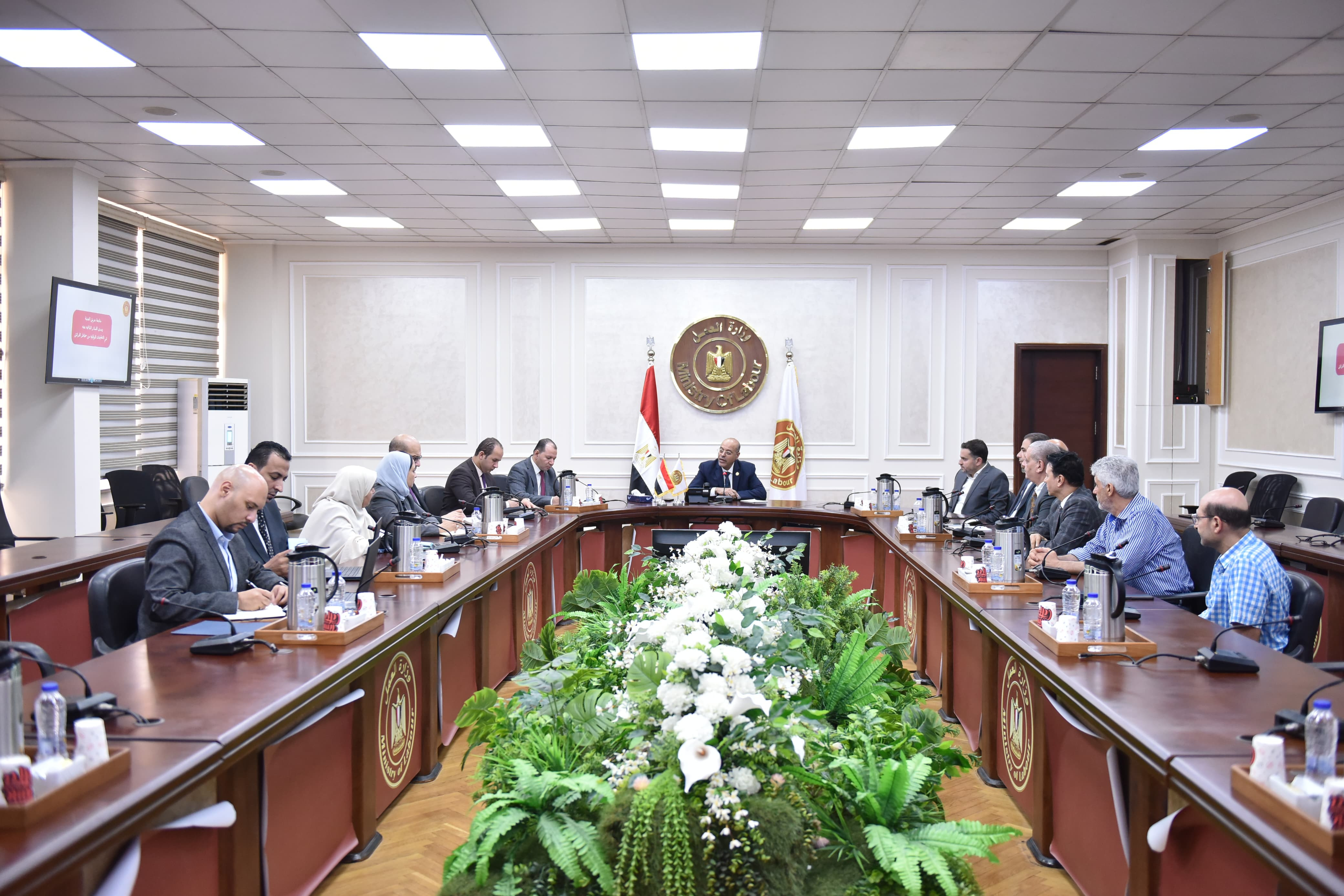 وزير العمل وأصحاب محلات منطقة العتبة