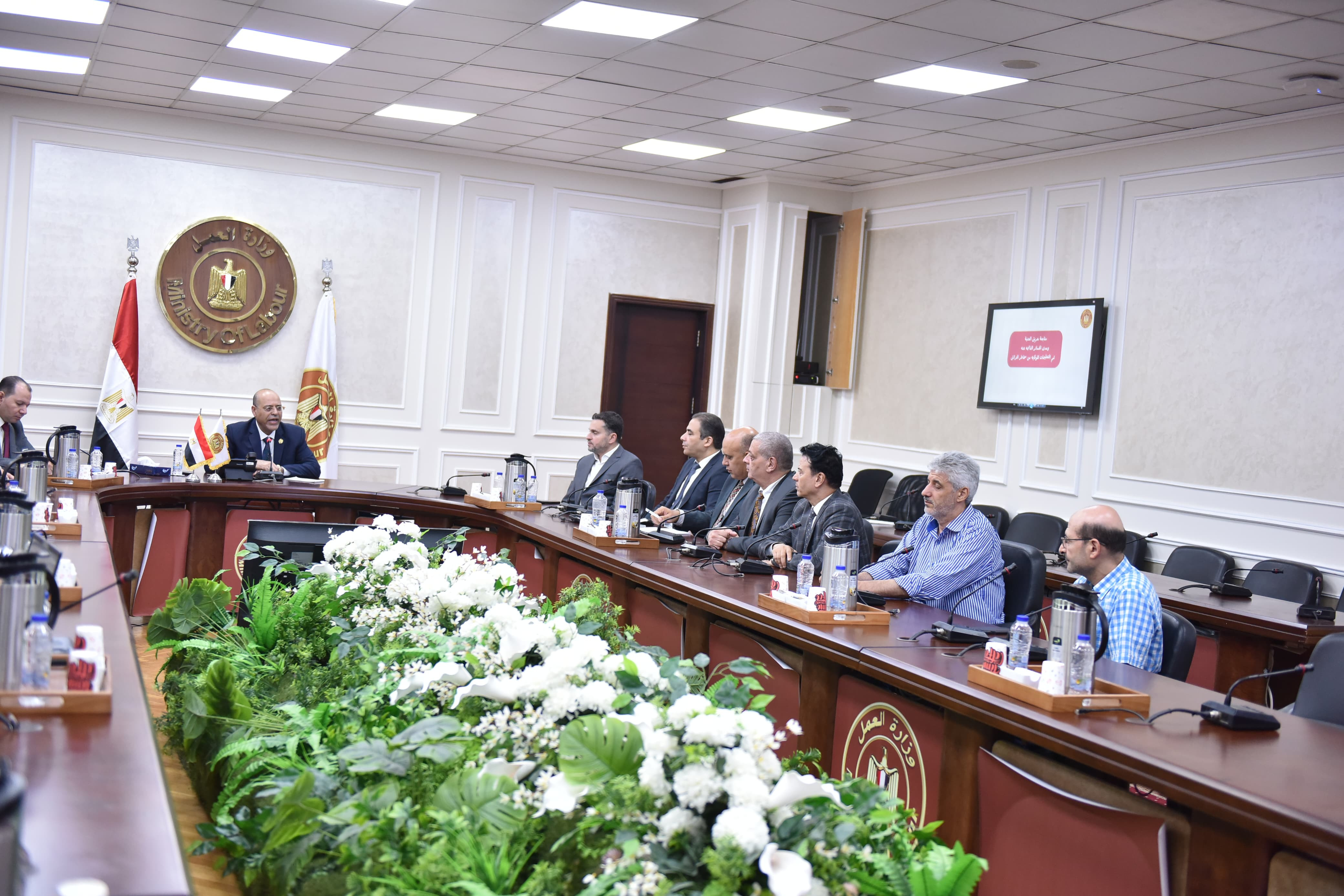 وزير العمل وأصحاب محلات منطقة العتبة