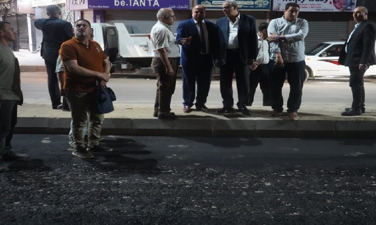 استمرارأعمال وضع طبقة الأسفلت بشارع النحاس