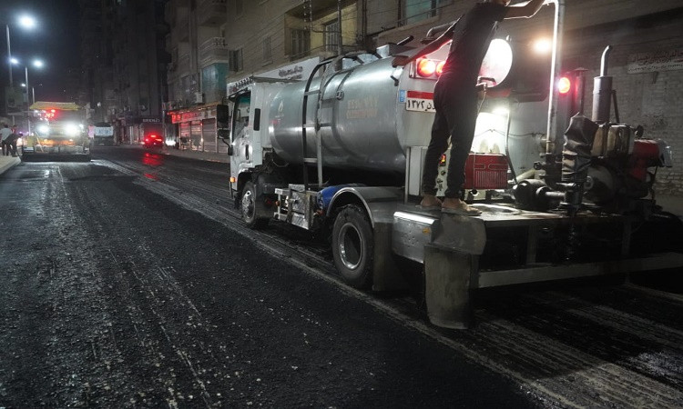 استمرارأعمال وضع طبقة الأسفلت بشارع النحاس