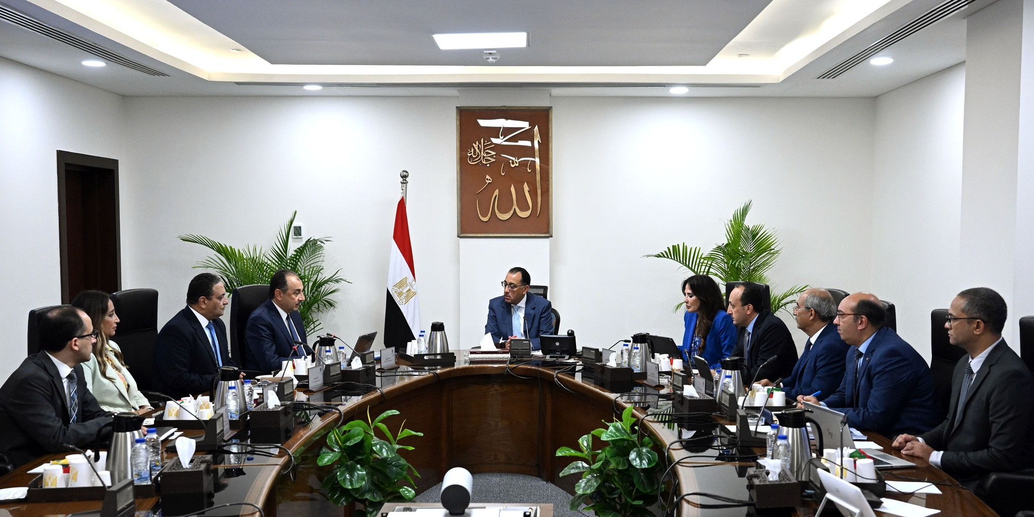 رئيس الوزراء ووزير قطاع الاعمال