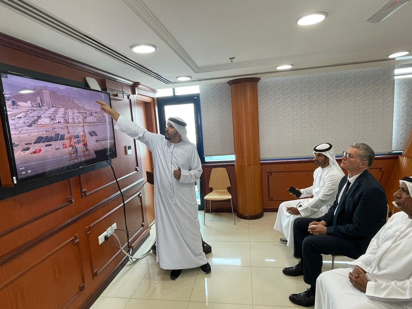 وزير البترول يزور إمارة الفجيرة