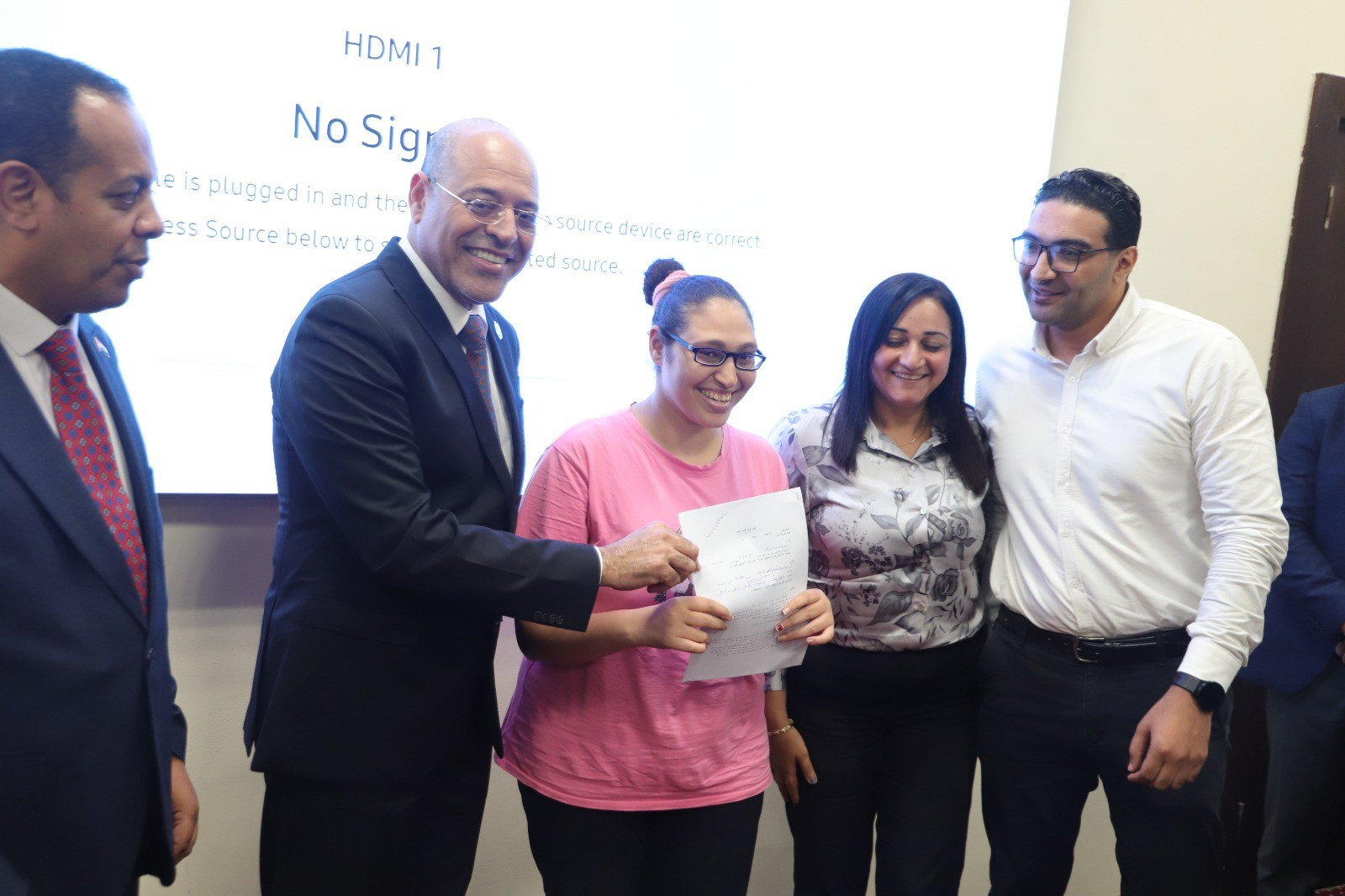 وزير العمل يسلم عقود عمل لذوي همم