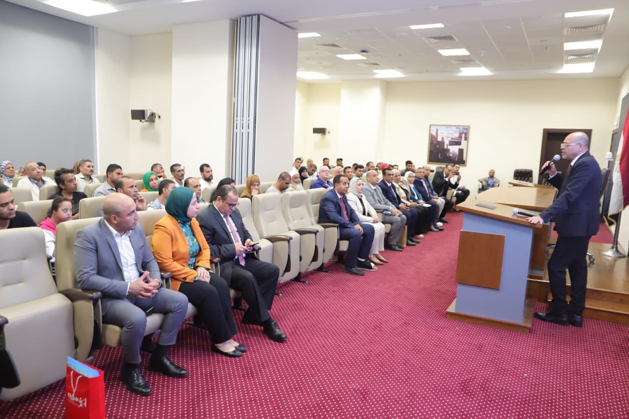 وزير العمل يسلم عقود عمل لذوي همم