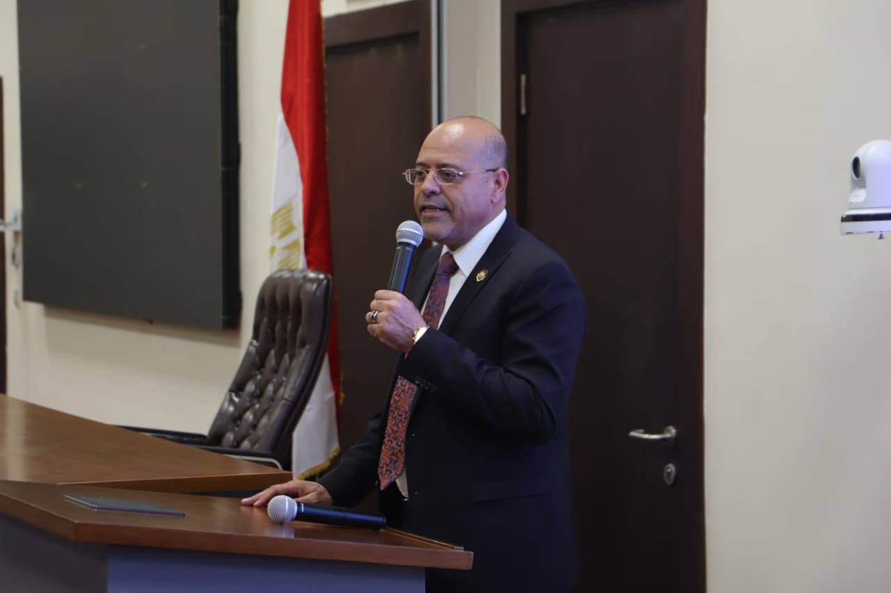 وزير العمل يسلم عقود عمل لذوي همم