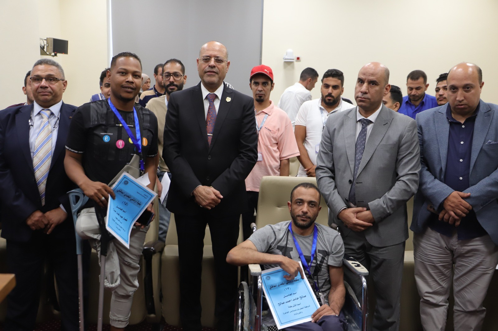 وزير العمل يسلم عقود عمل لذوي همم
