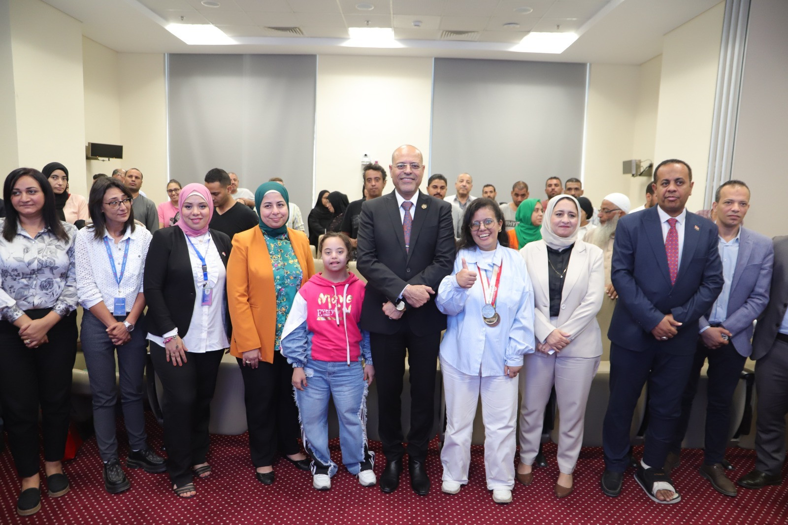 وزير العمل يسلم عقود عمل لذوي همم