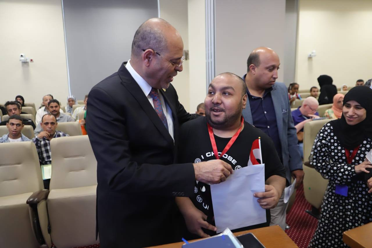 وزير العمل يسلم عقود عمل لذوي همم