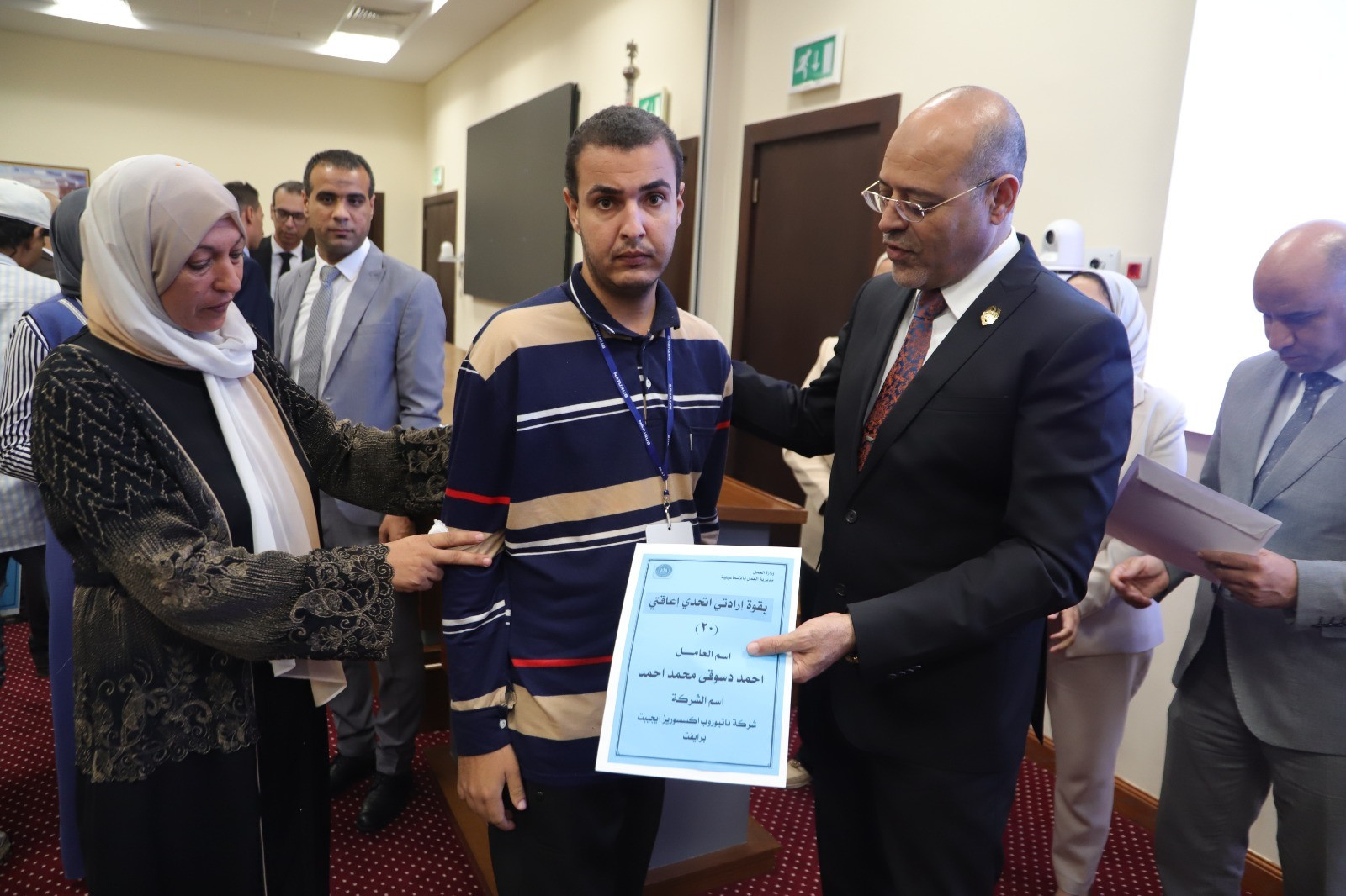 وزير العمل يسلم عقود عمل لذوي همم