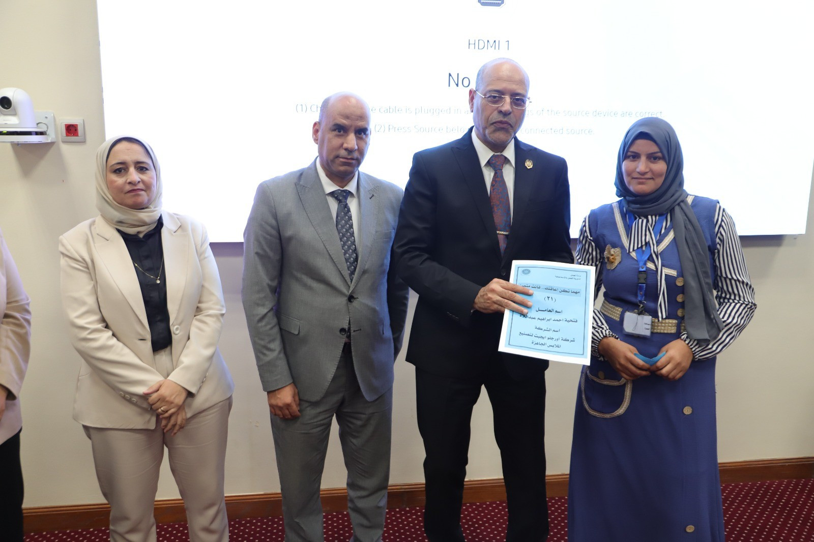 وزير العمل يسلم عقود عمل لذوي همم