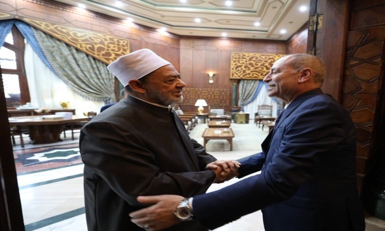 محافظ القاهرة يشيد بدور الأزهر في نشر الوسطية