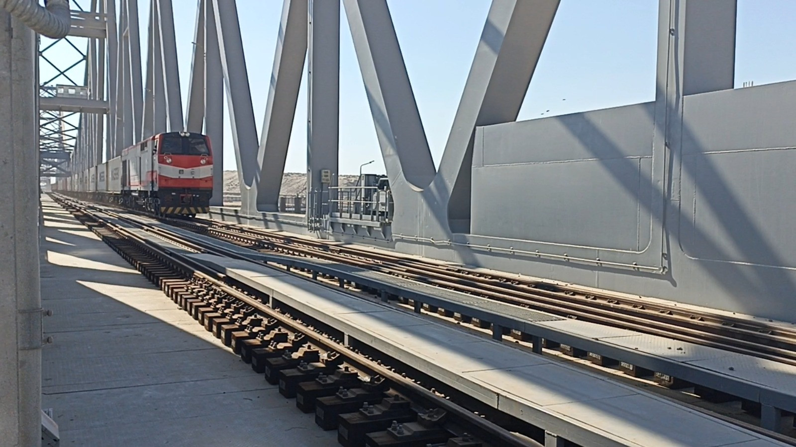 قطار نقل الحاويات