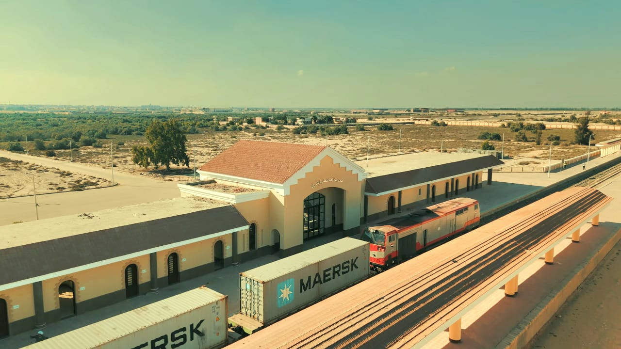 قطار نقل الحاويات