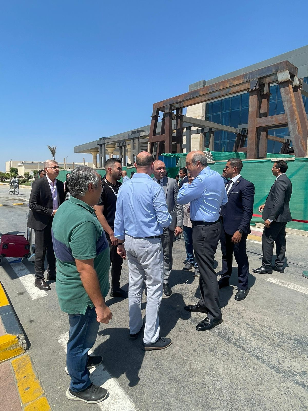 وزير الطيران بمطار سفنكس