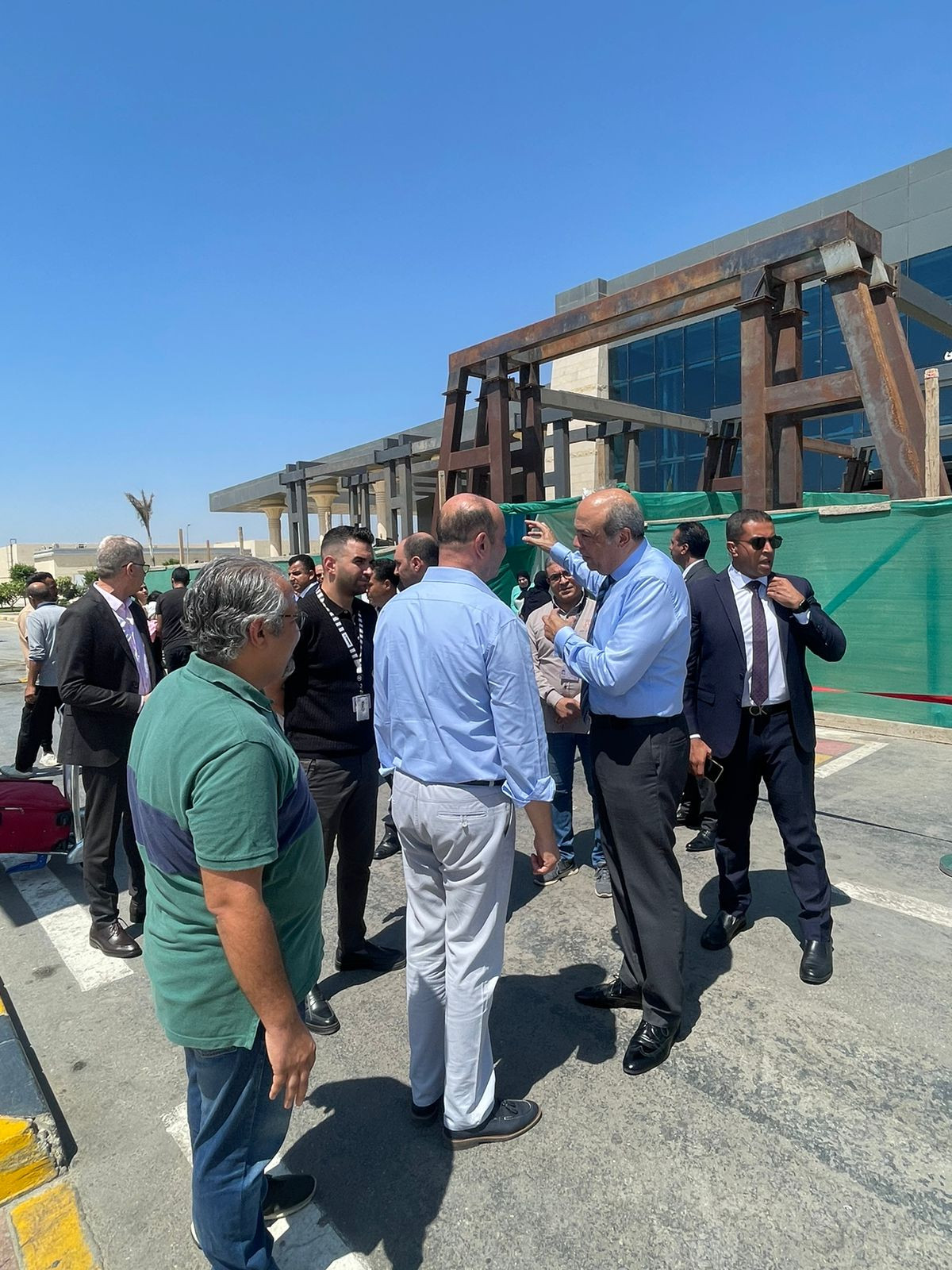 وزير الطيران بمطار سفنكس