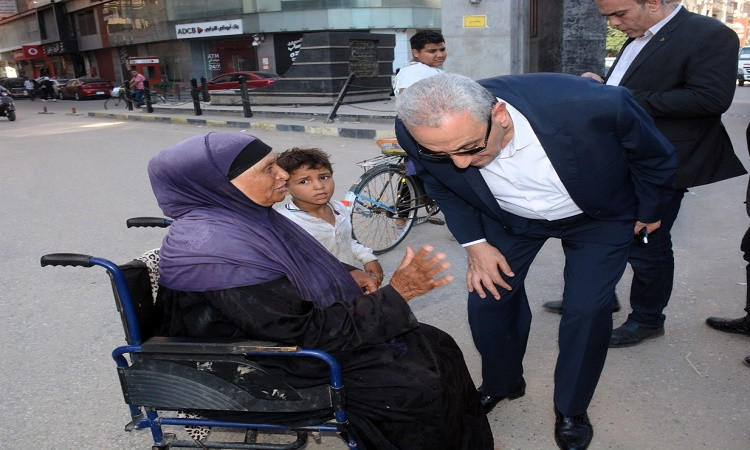 محافظ الغربية يلتقي عددًا من المواطنين ويستمع إلى مطالبهم ومشكلاتهم