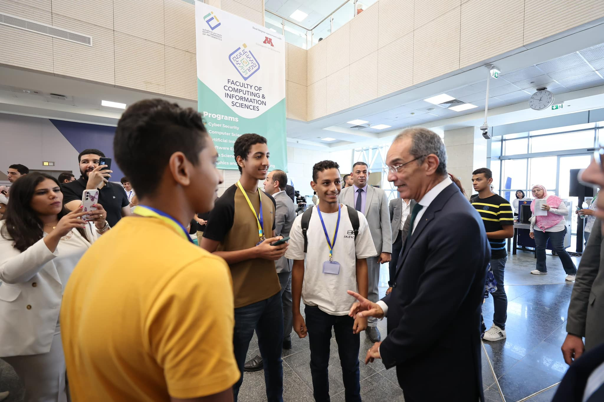 وزير الاتصالات