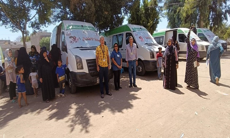 توقيع الكشف الطبي على1374مواطنًا خلال قافلة طبية بقرية الخياري بالمنيا