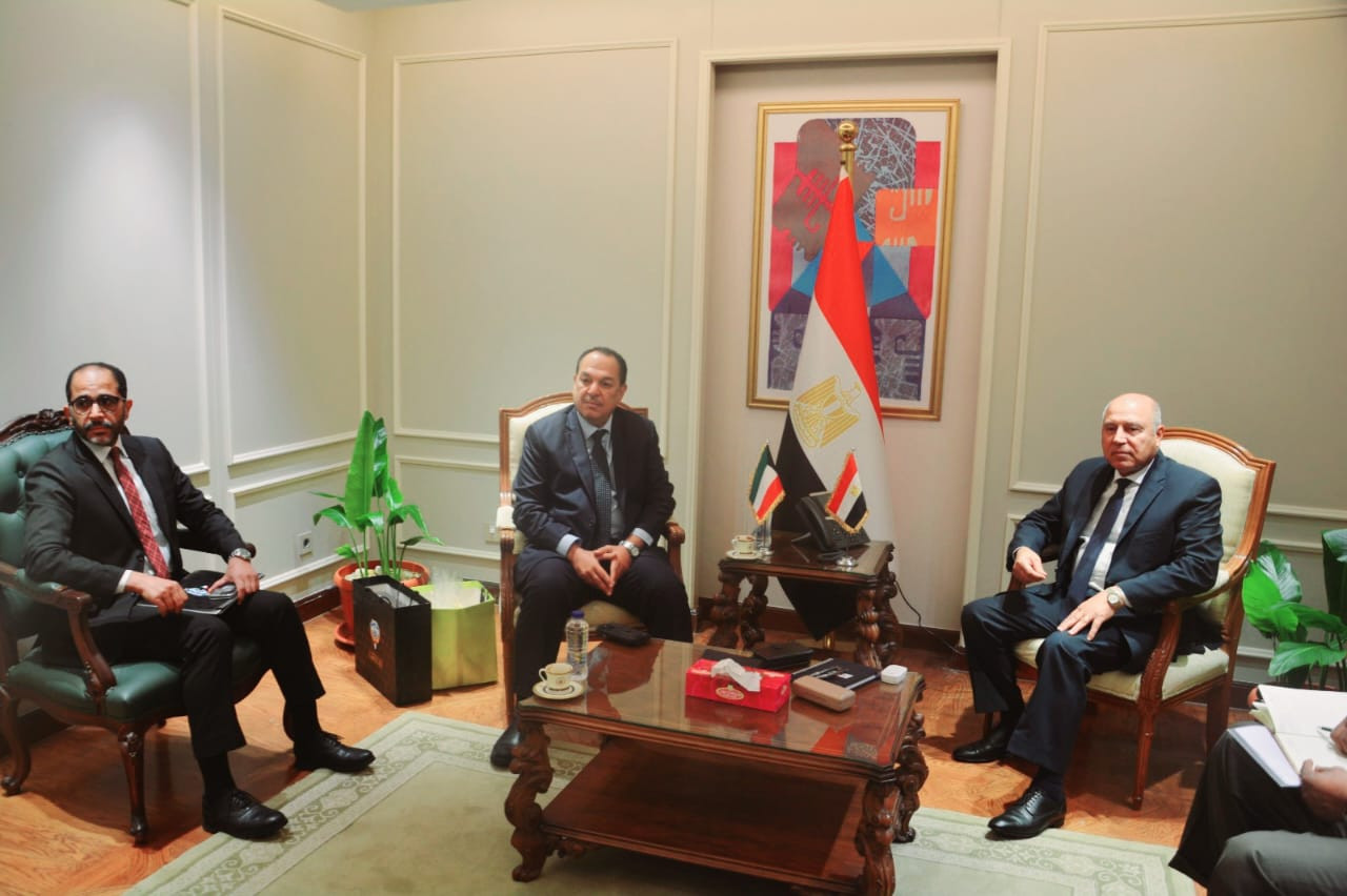 وزير النقل والسفير الكويتي