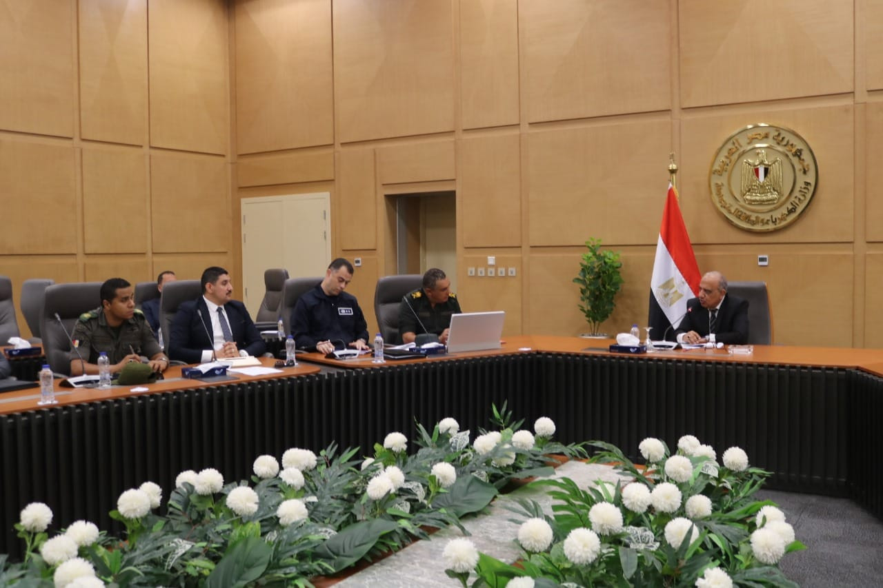 وزير الكهرباء يجتمع باللجنة المسئولة عن إنهاء أعمال خط الربط مع السعودية