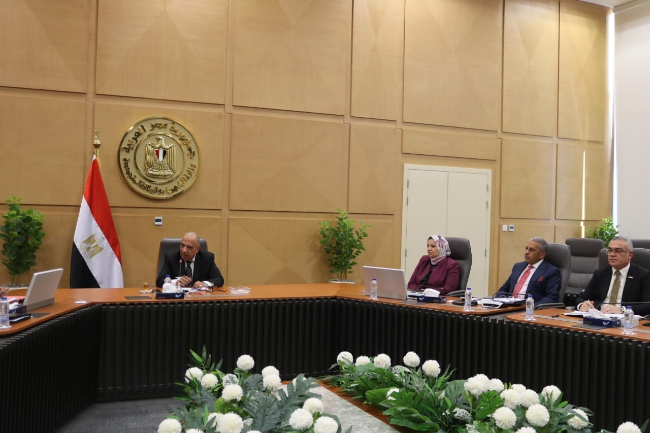 وزير الكهرباء يجتمع باللجنة المسئولة عن إنهاء أعمال خط الربط مع السعودية