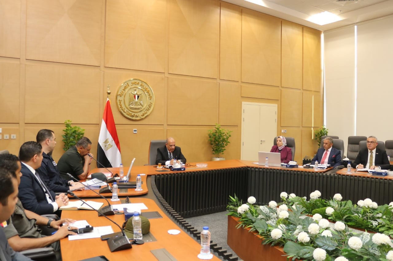 وزير الكهرباء يجتمع باللجنة المسئولة عن إنهاء أعمال خط الربط مع السعودية