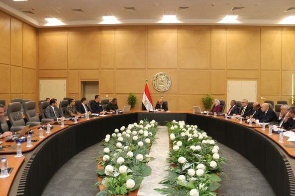 وزير الكهرباء يجتمع باللجنة المسئولة عن إنهاء أعمال خط الربط مع السعودية