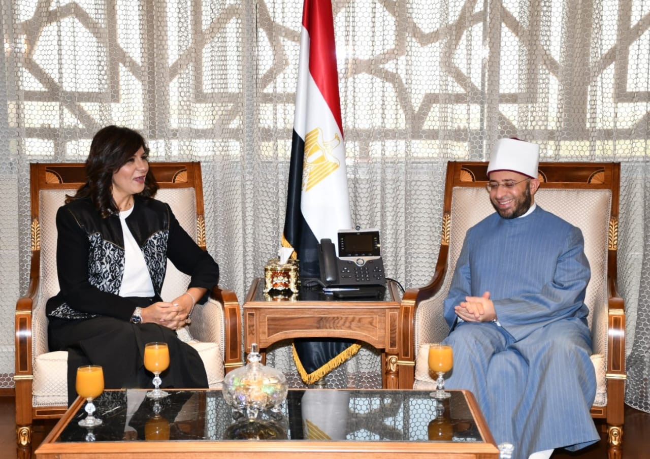 وزير الأوقاف والسفيرة نبيلة مكرم