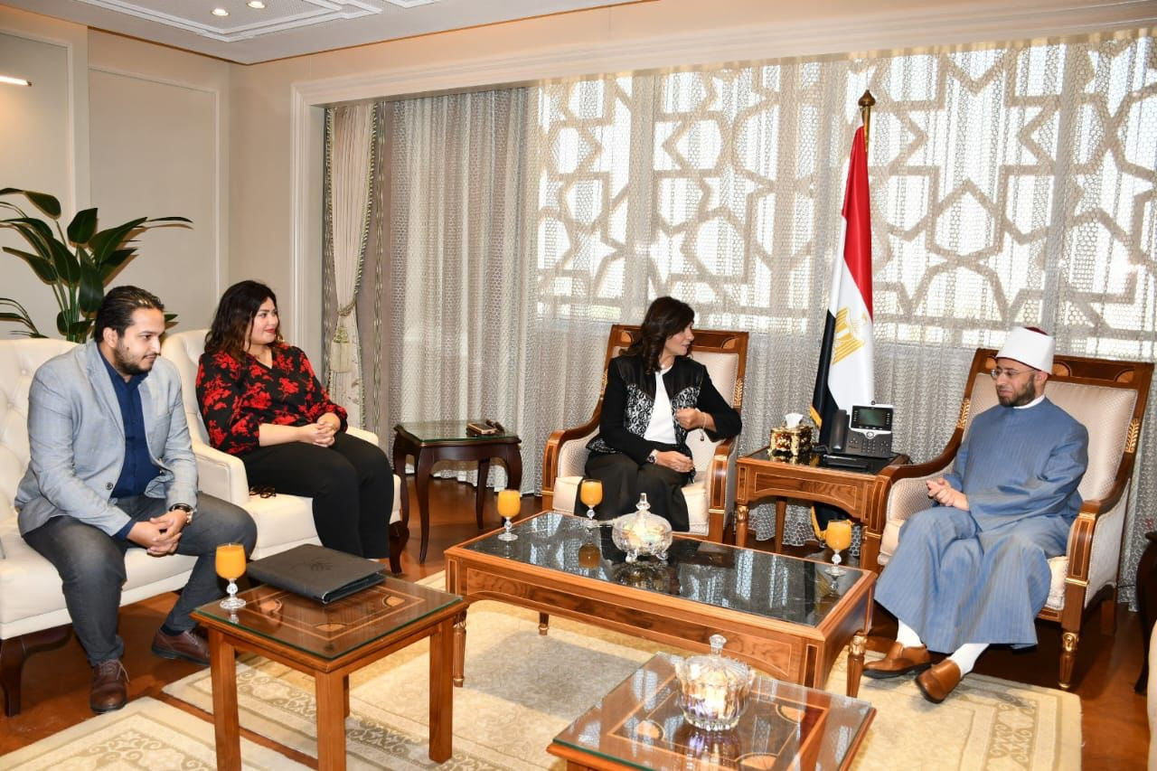 وزير الأوقاف والسفيرة نبيلة مكرم