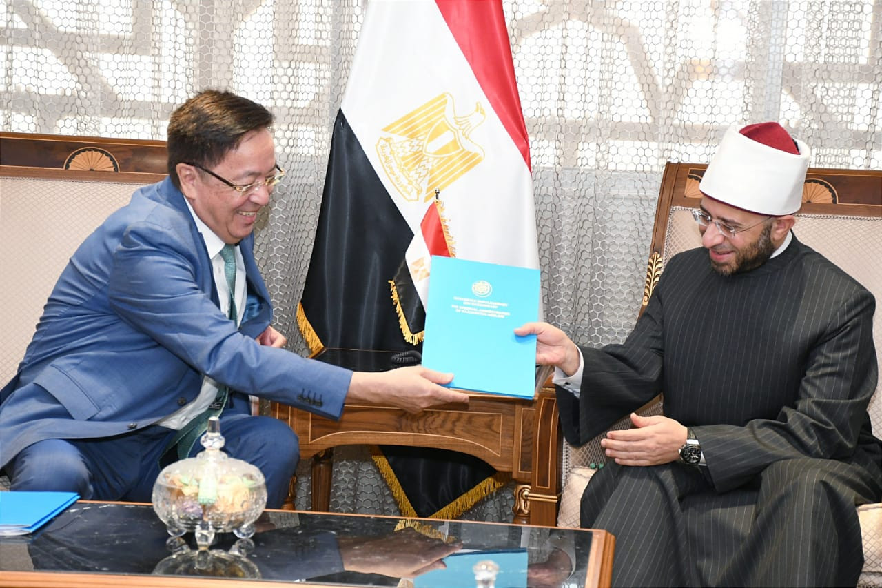 وزير الأوقاف وسفير كازاخستان