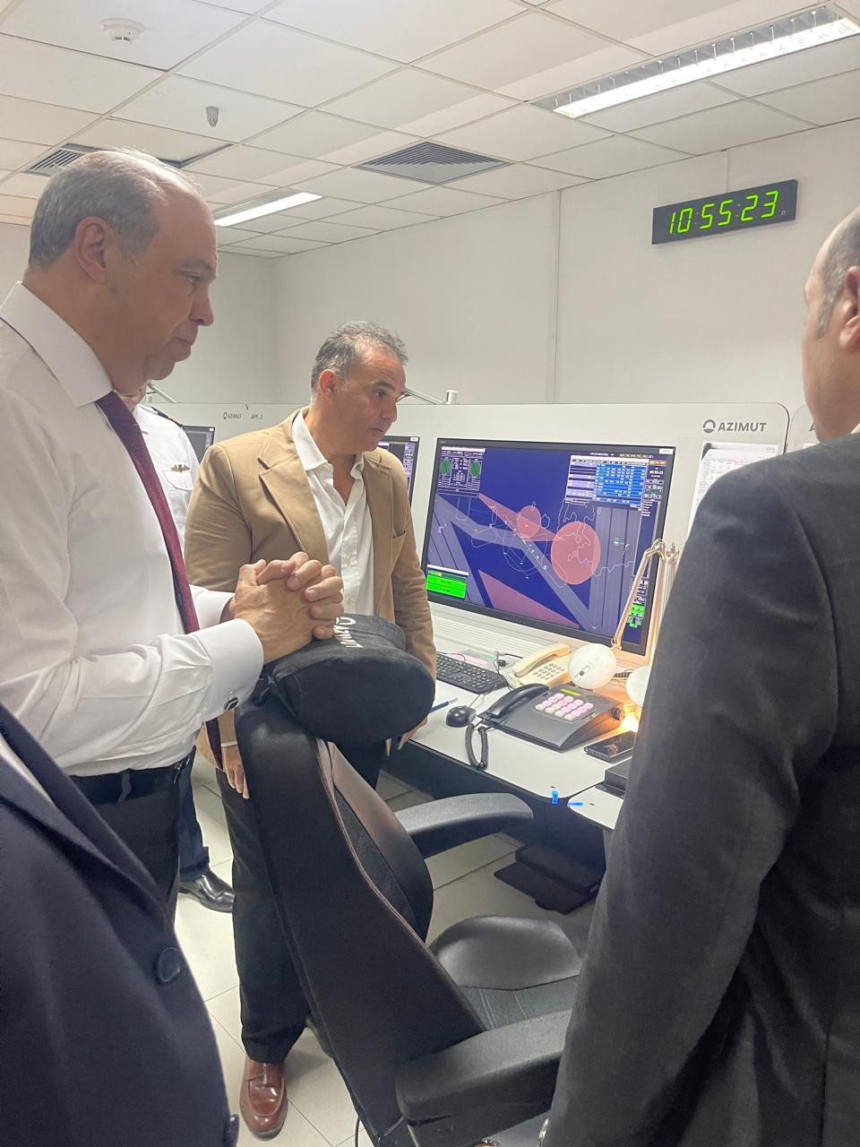 وزير الطيران المدني يتفقد مطار برج العرب