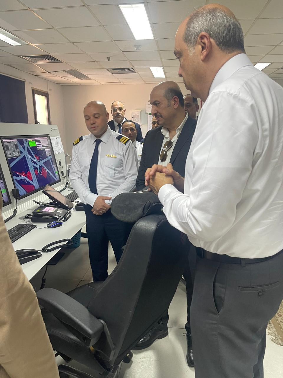 وزير الطيران المدني يتفقد مطار برج العرب