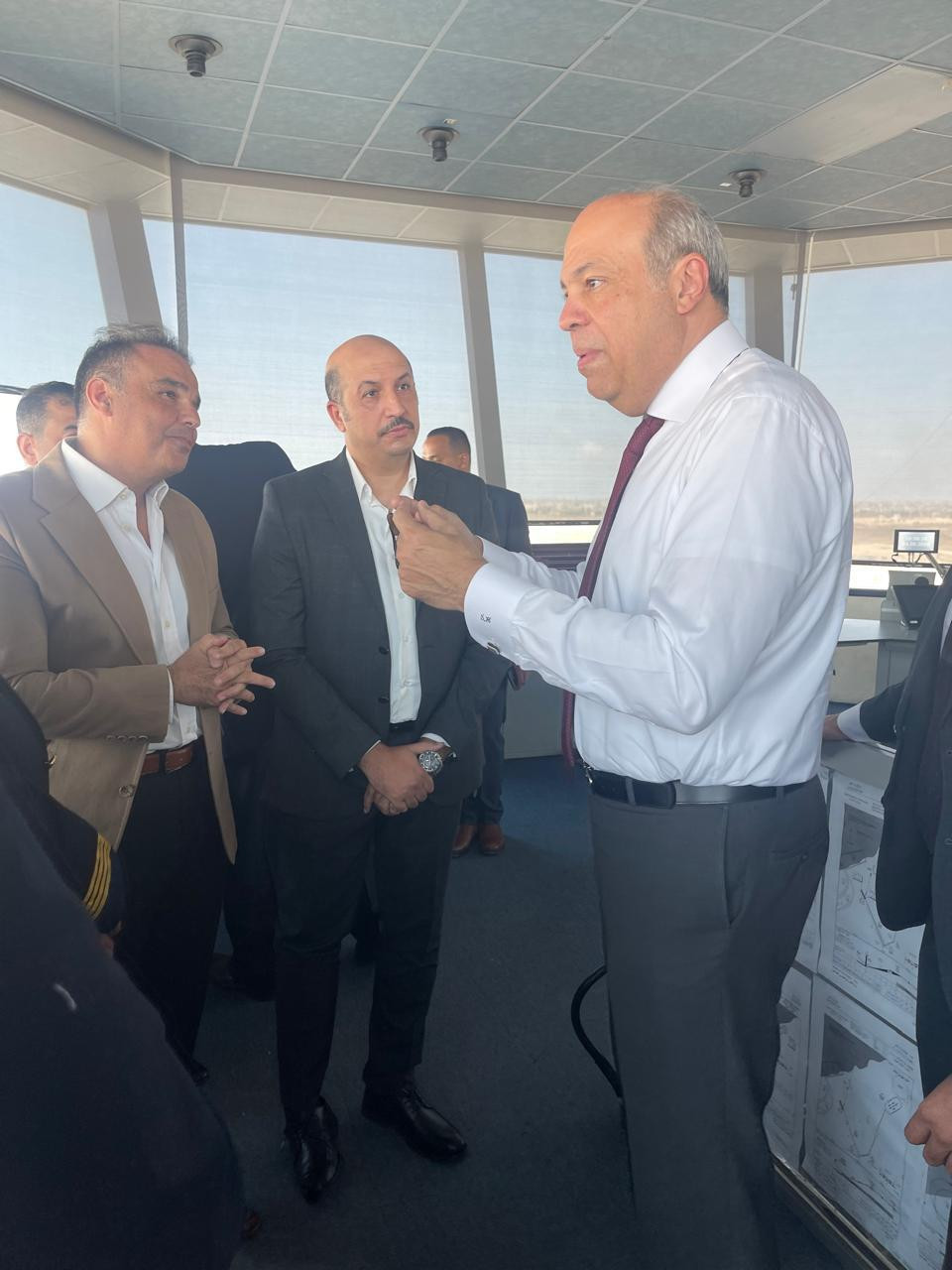 وزير الطيران المدني يتفقد مطار برج العرب