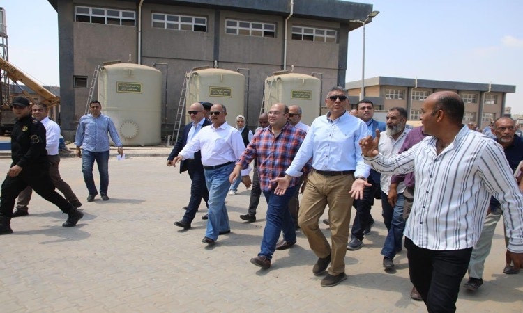 محافظ الجيزة يتفقد محطة مياه القيراطيين بأوسيم