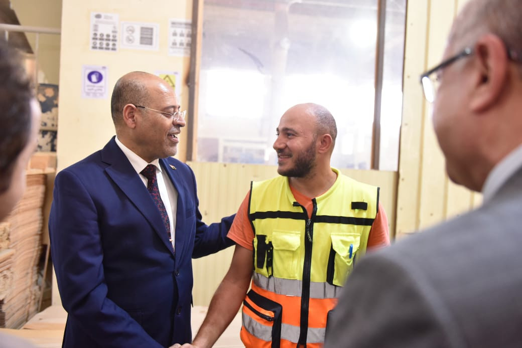 وزير العمل في مصانع مدينة بدر