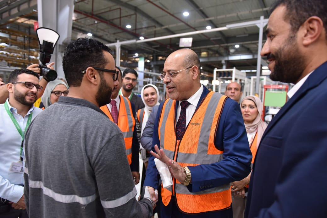 وزير العمل في مصانع مدينة بدر