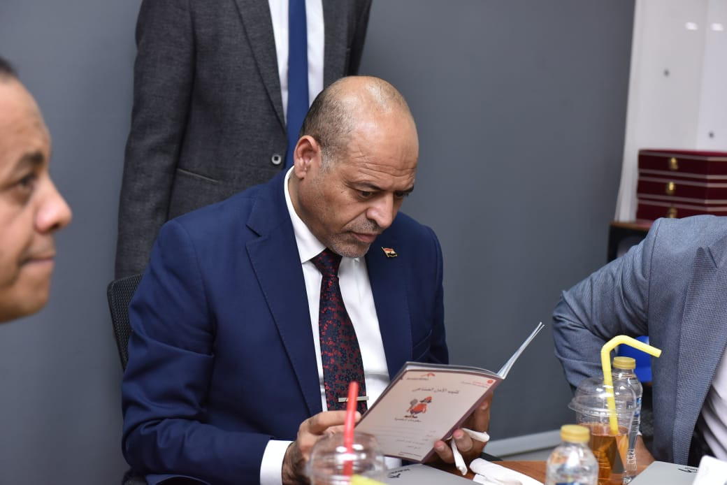 وزير العمل في مصانع مدينة بدر