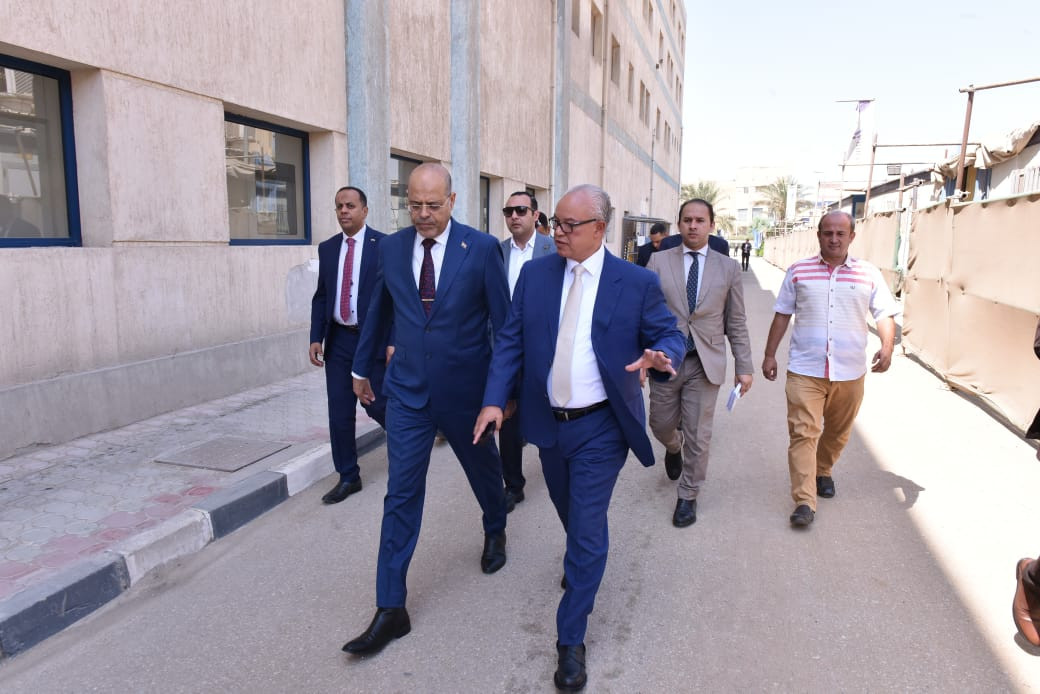 وزير العمل في مصانع مدينة بدر