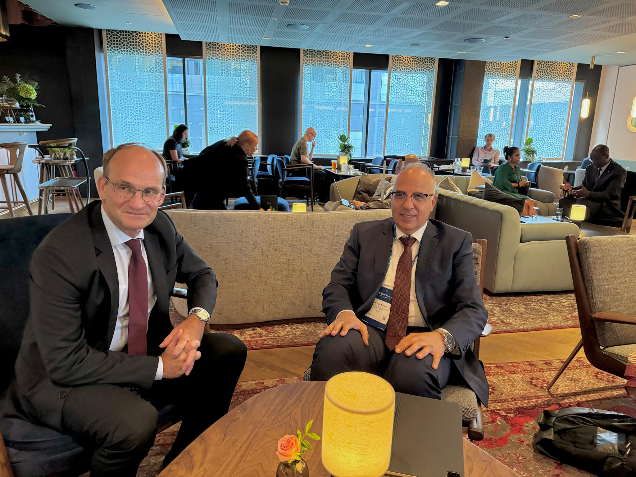 وزير الري ومدير إدارة المياه بالوكالة السويدية