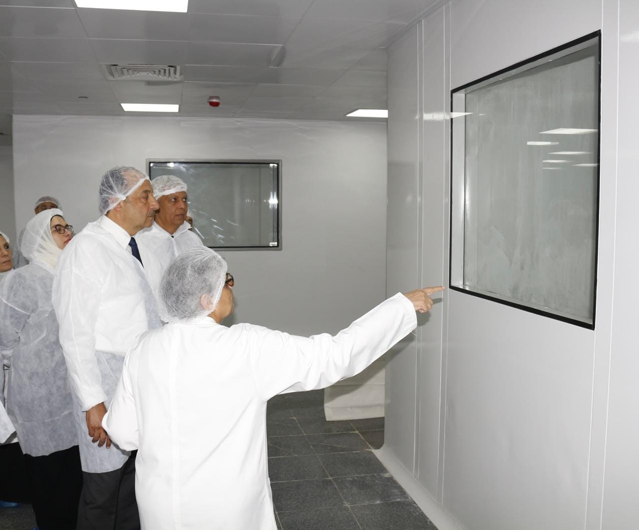 وزير قطاع الأعمال في شركة النيل للأدوية