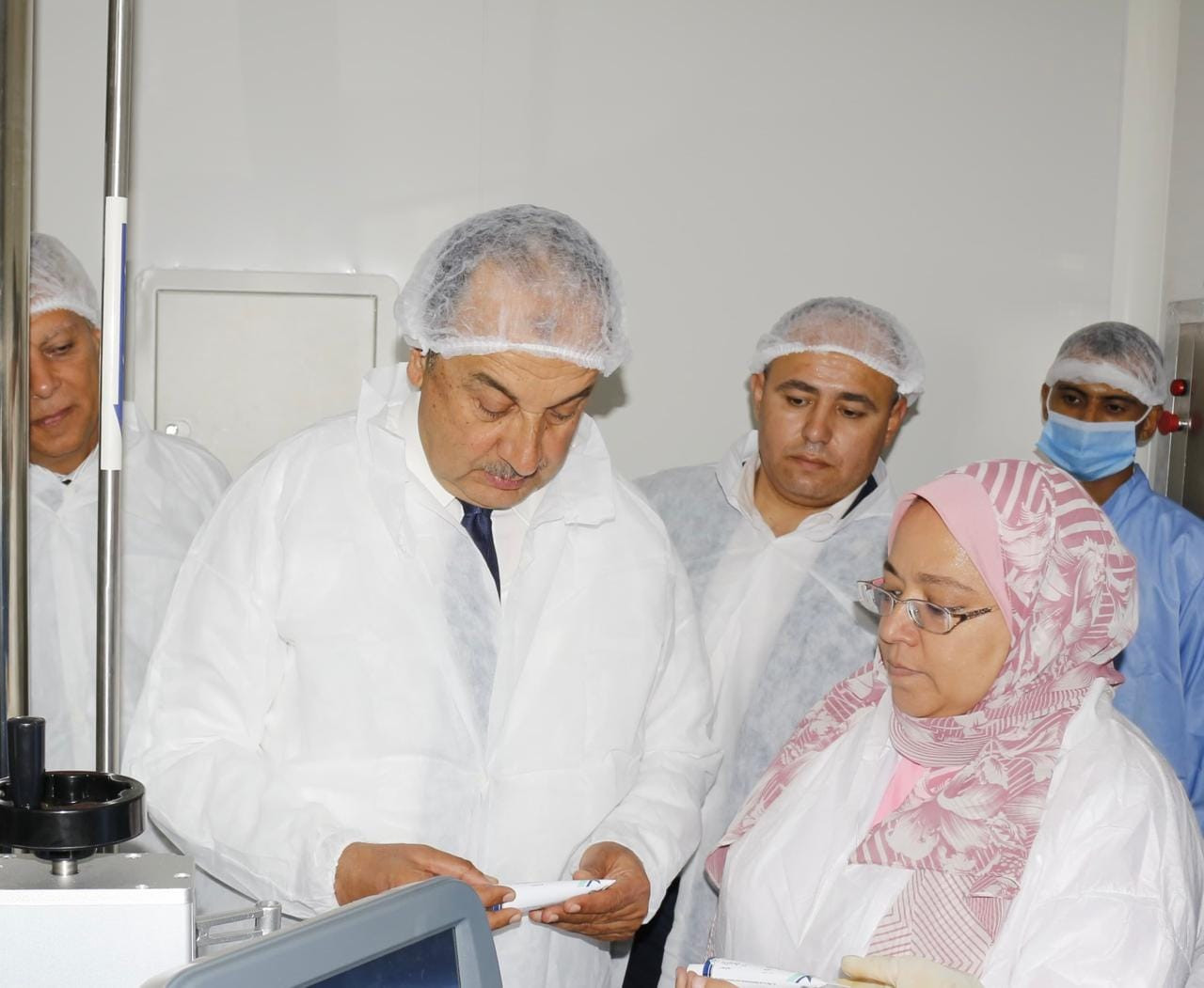 وزير قطاع الأعمال في شركة النيل للأدوية