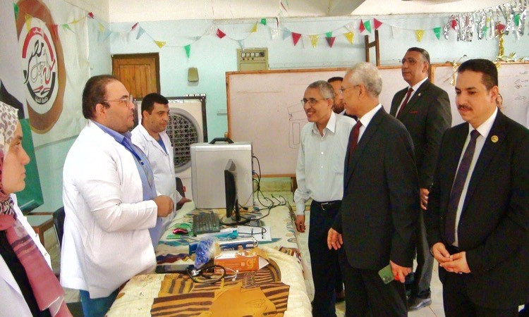 رئيس جامعة المنيا يتابع الكشف الطبي الشامل لطلاب الطب والصيدلة