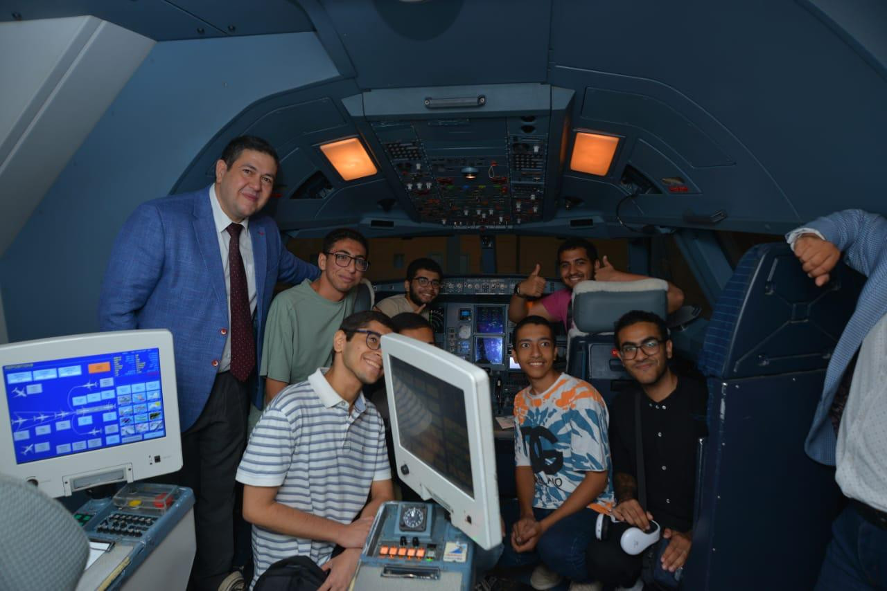 جولة تعريفية لأوائل الثانوية العامة بأكاديمية مصر للطيران