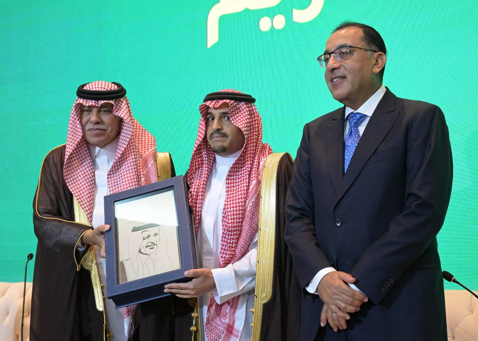 تكريم وزراء وشخصيات