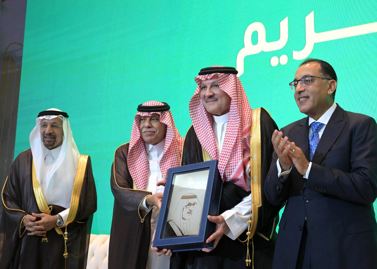 تكريم وزراء وشخصيات