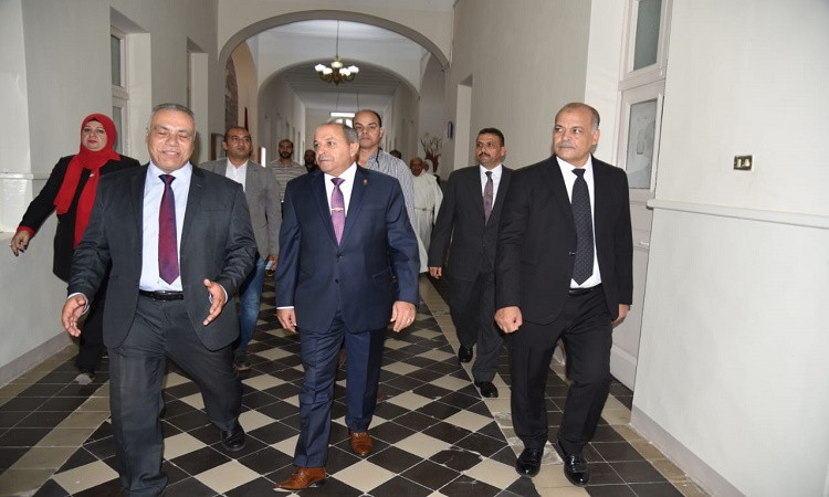 محافظ بورسعيد يشارك الطلاب طابورالصباح