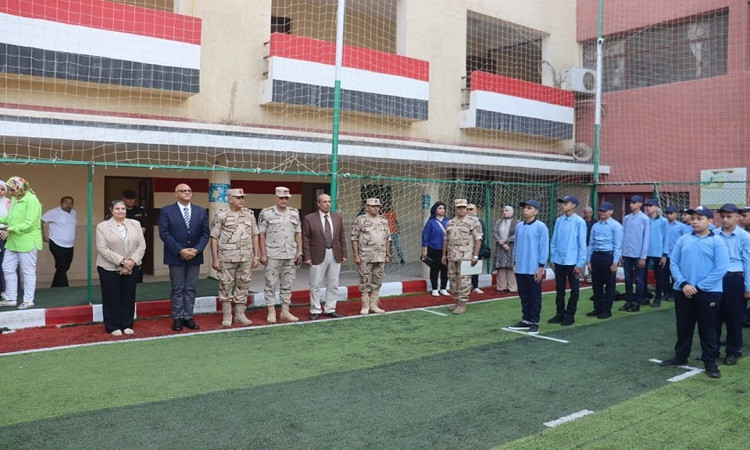 محافظ القليوبية يشهد طابورالصباح وتحية العَلَمْ بمدارس بنها