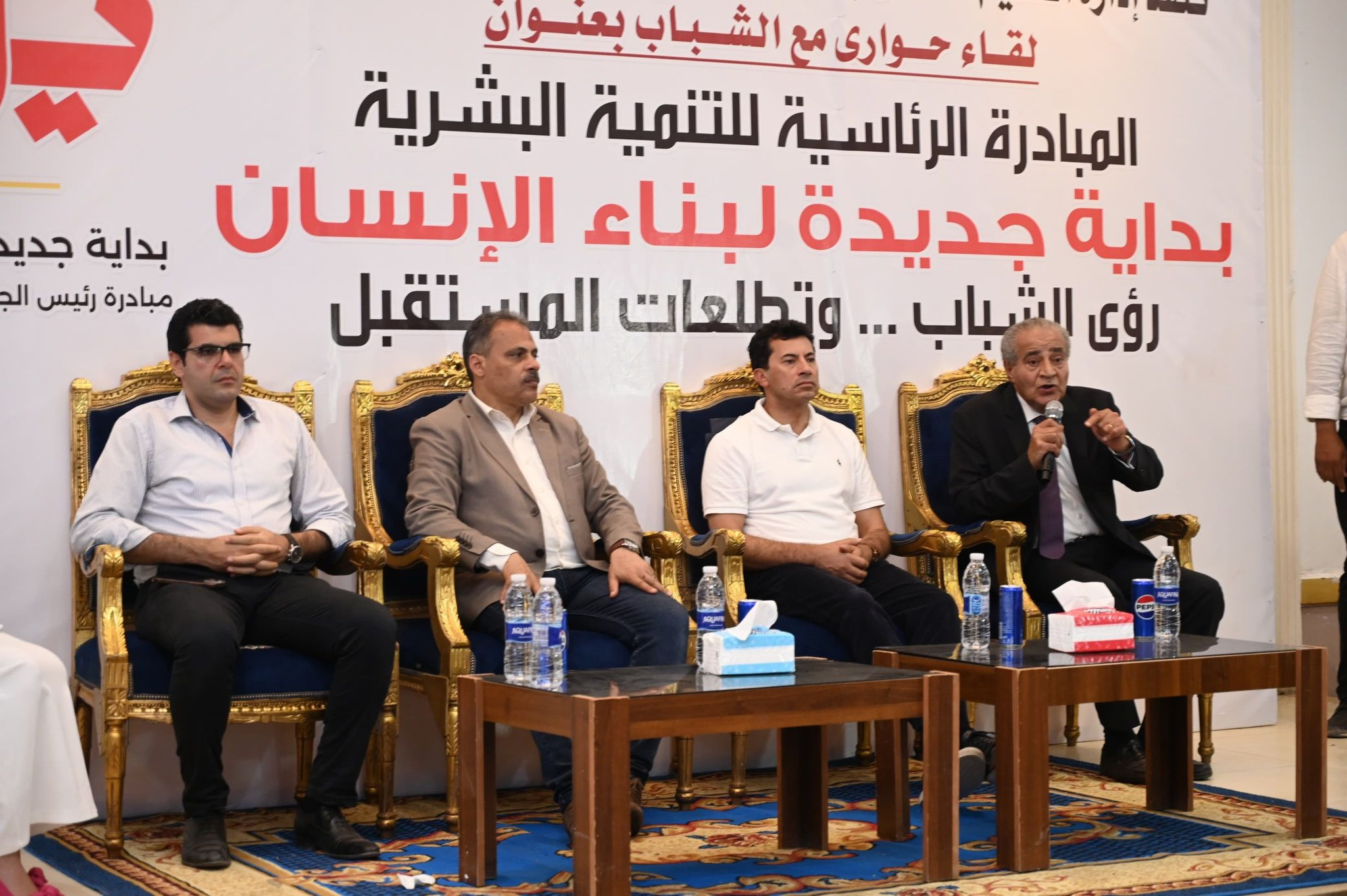 حمام سباحة نصف أوليمبي