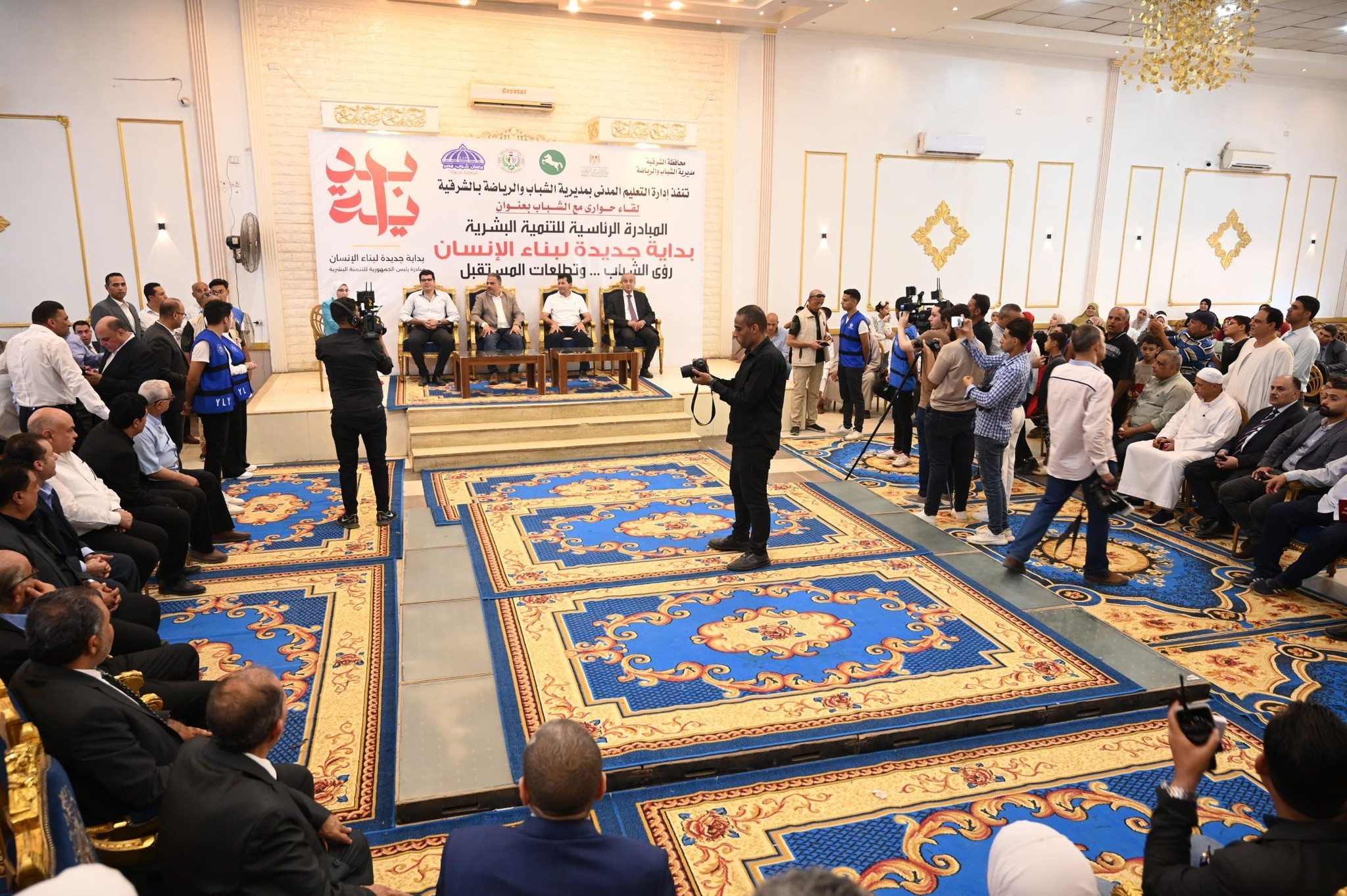 حمام سباحة نصف أوليمبي